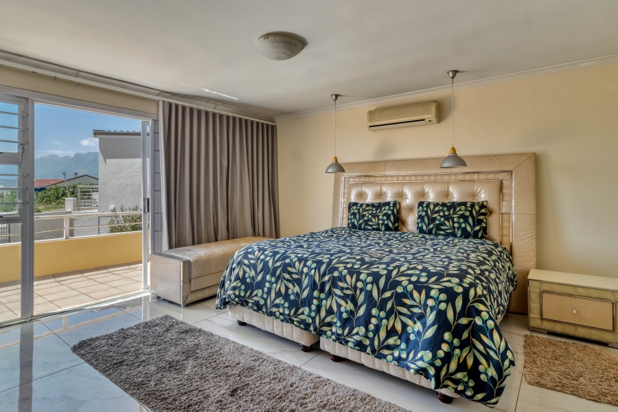 4 Bedroom Property for Sale in Mountainside Western Cape